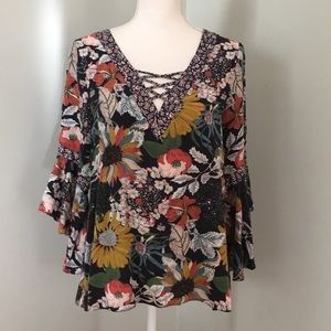 Flower print v neck top with bell sleeves‎